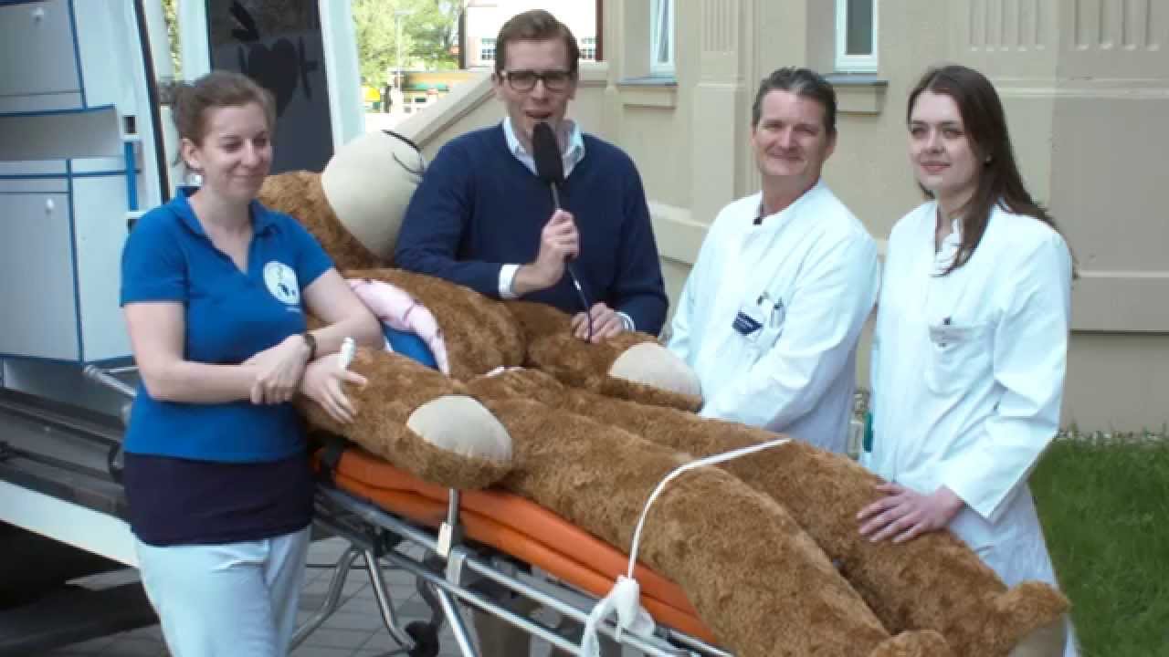 Dr. Johannes besucht die Teddyklinik in Rostock