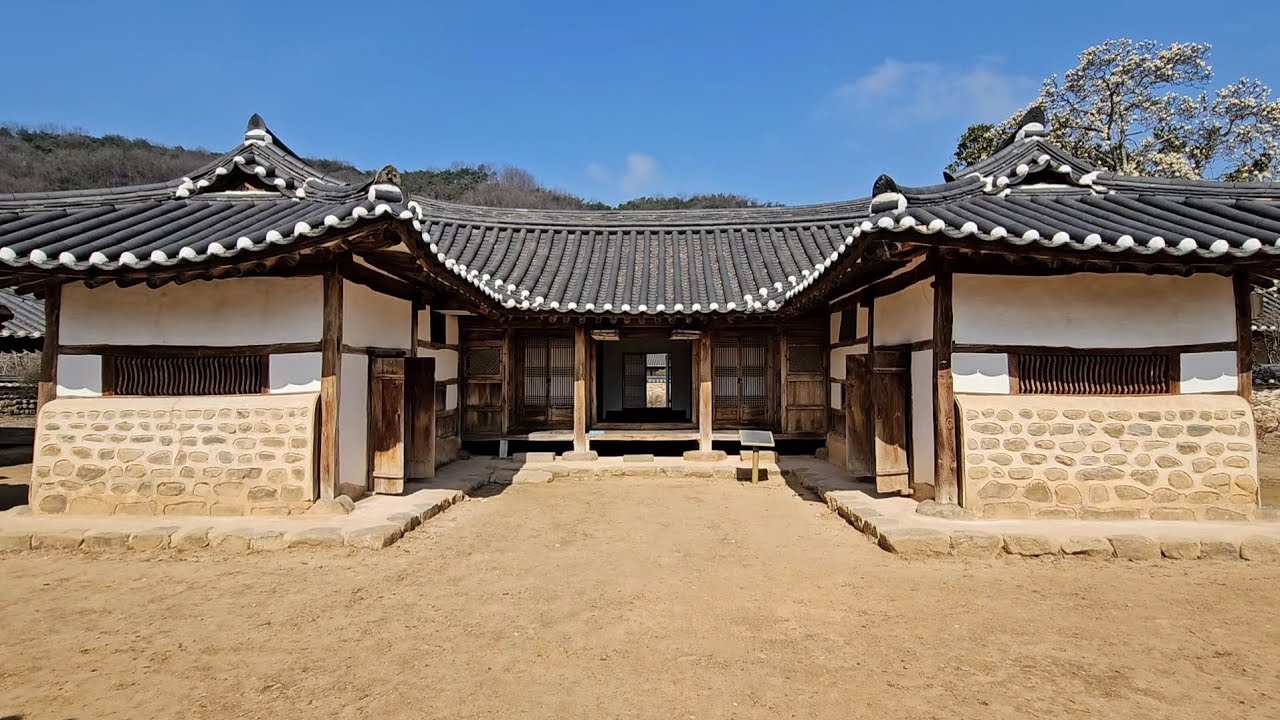 99칸 즁 현재 88칸만 남아있는 아름다운 한국 정통정원 국가민속문화재이자 독특한 구조의 김명관 고택 안채 전경.~
