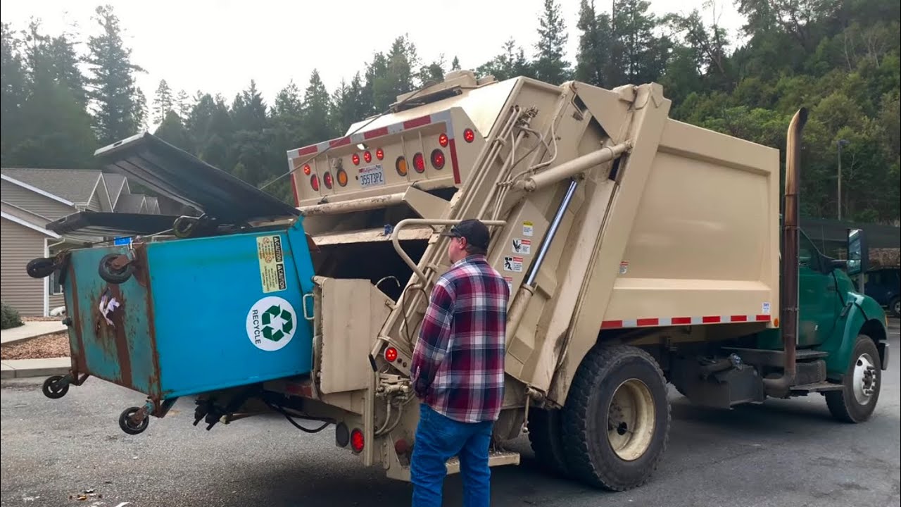 Tom&rsquo;s Trash Ford F-750 ~ Pak-Mor RLP100 Garbage Truck
