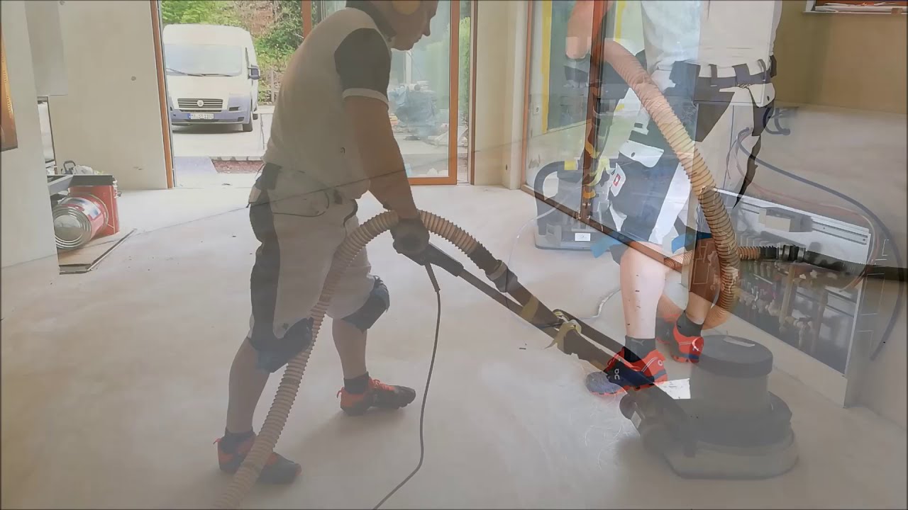 Estrichboden schleifen, reinigen und grundieren für einen Epoxidharzboden