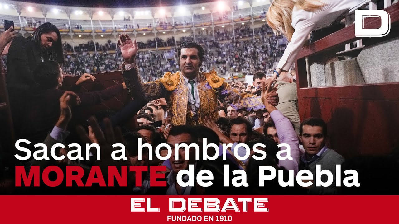 Sacan a hombros a Morante de la Puebla tras el festejo taurino de la Feria de Otoño