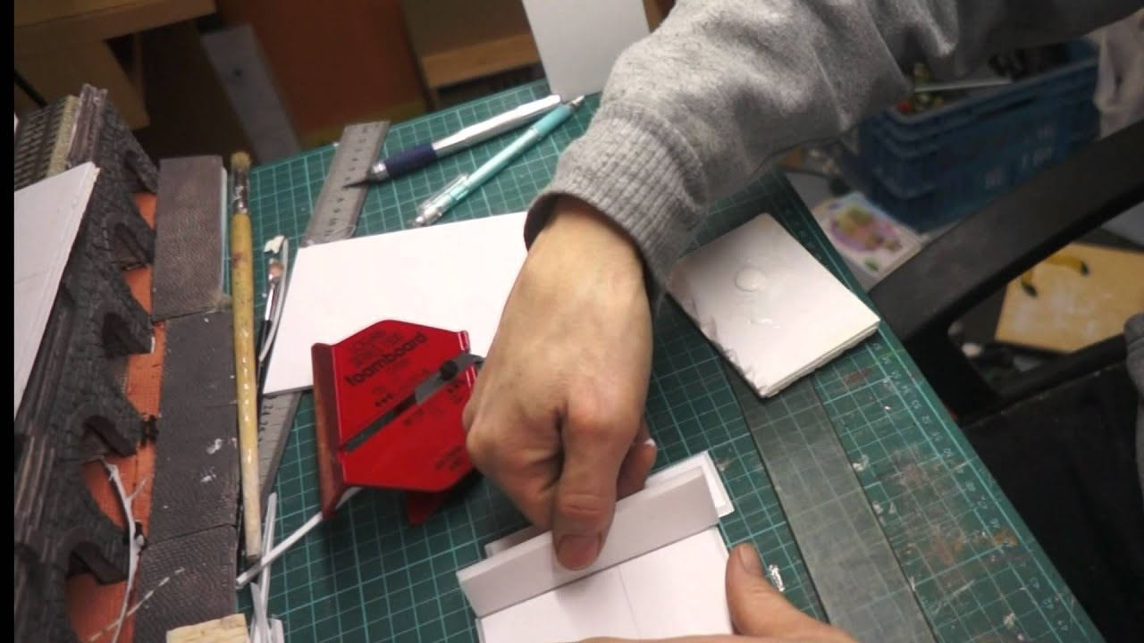 gips en foamboard pilaren voor te maken brug