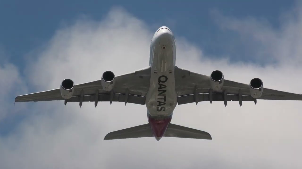 Qantas Airbus A380-842 VH-OQD - Sydney Plane Spotting [4K]