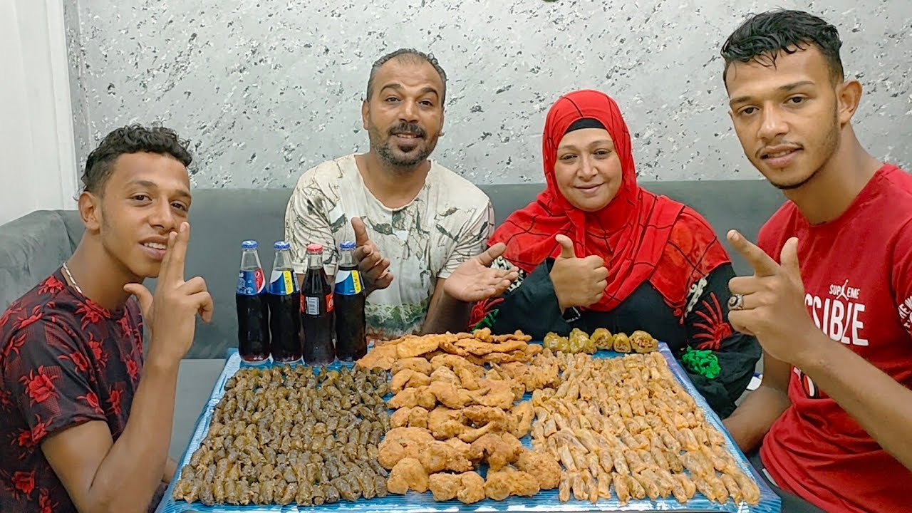 تحدي اللي تقدر تاكله راحت تدفع 💵 ثمنه علي اكبر ترابيزه محشي مشكل و 50 قطعه دجاج كريسبي