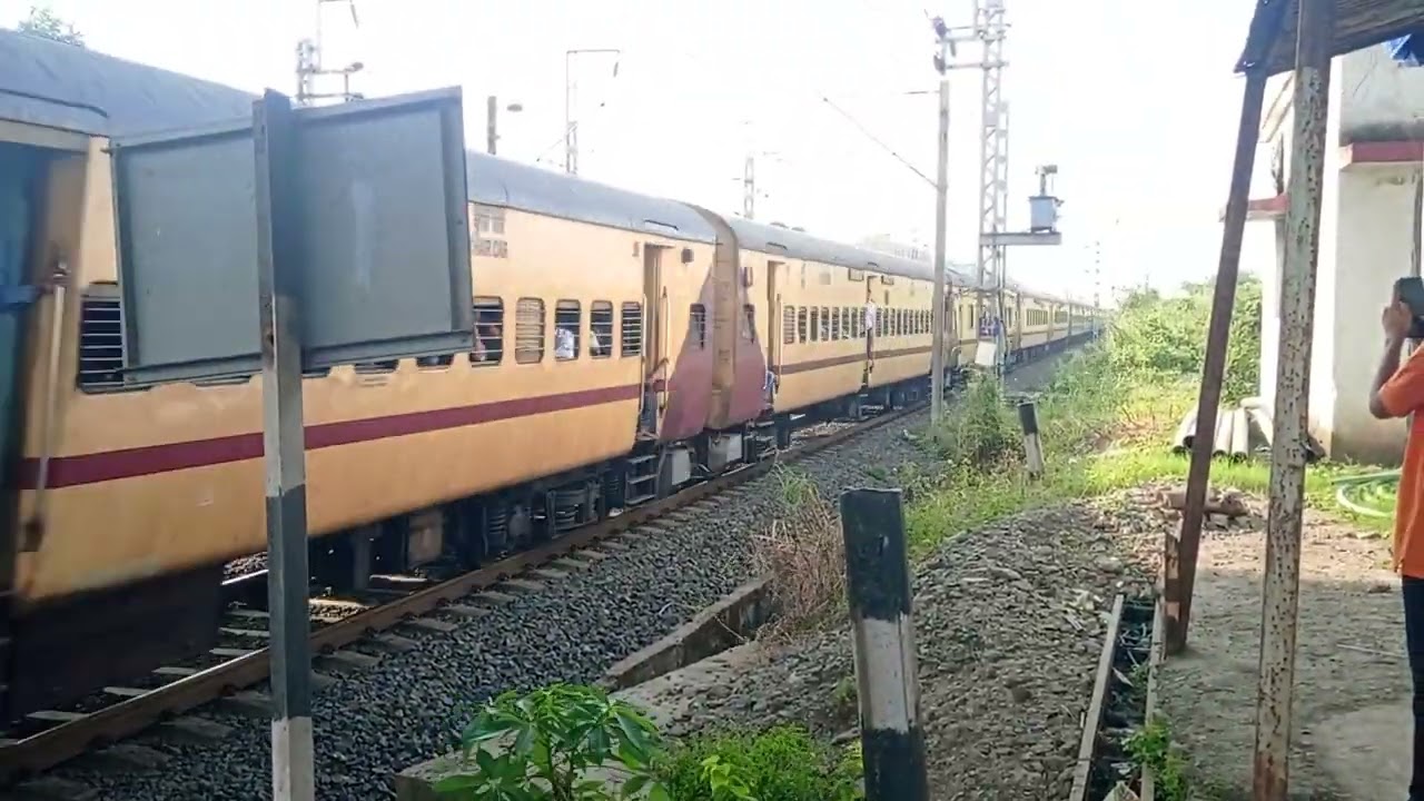 19033- Gujarat Queen Express #indianrailways #railvlogger #subscribe #safarnama #viral #fyp #travel 