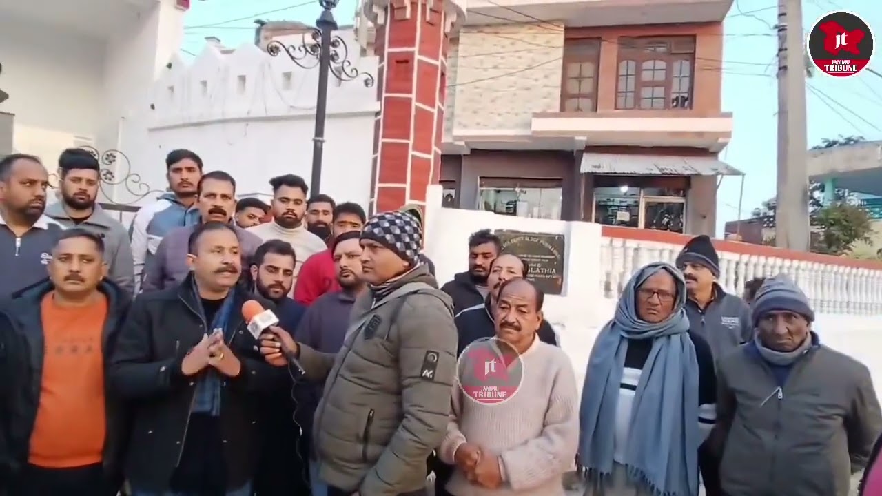 गुड़ा सलाथिया के नौजवान पहुंचे पवन सलाथिया के पास, और घर पहूँच कर कहा अब बहुत हुआ!