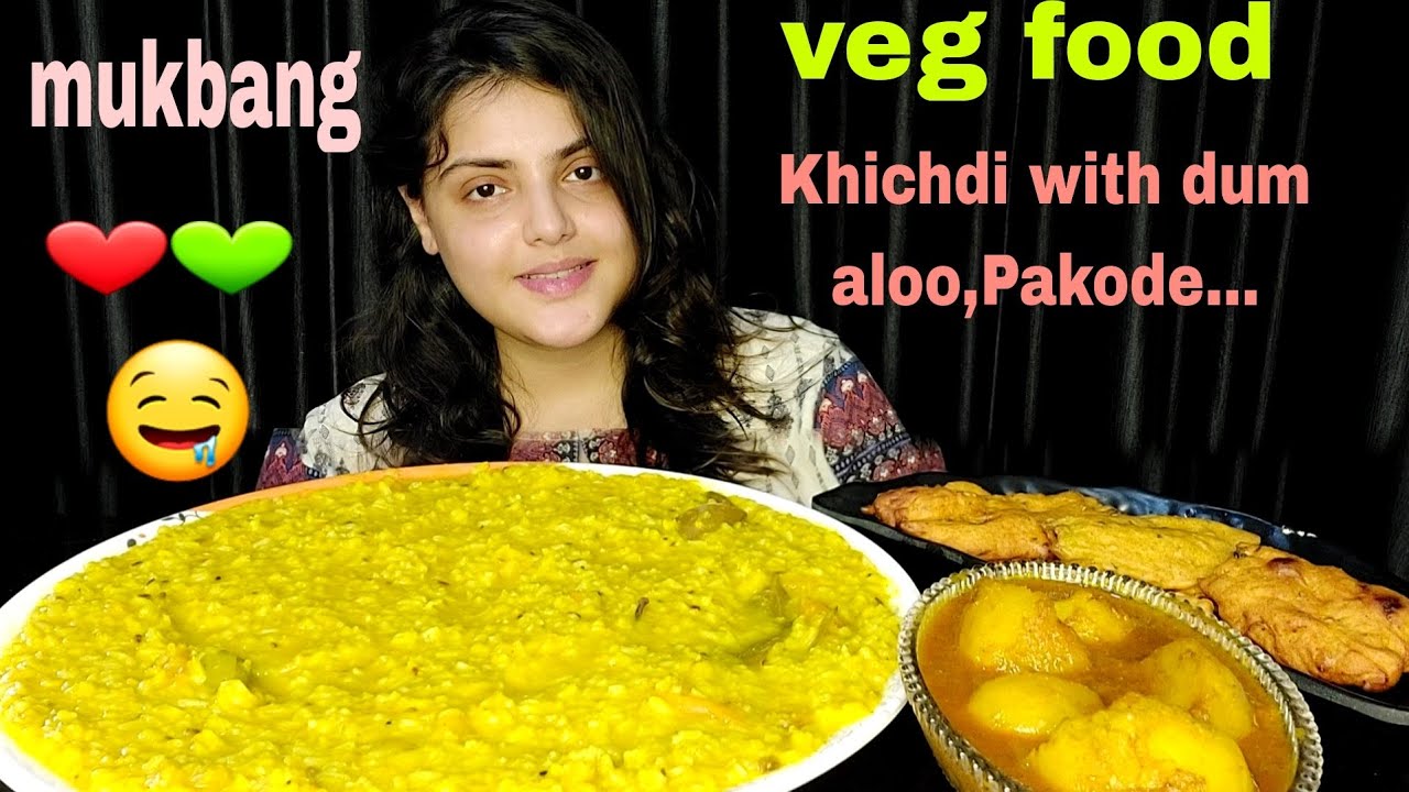 Eating Monsoon Special Khichdi (bengali khichuri),Pakode With Dum Aloo(bengali aloor dum),Mukbang😍