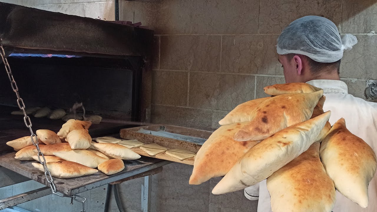 Baking Arabic bread / This 16-year-old cooks 2000 Arabic breads a day / Iraqi Samoun bread