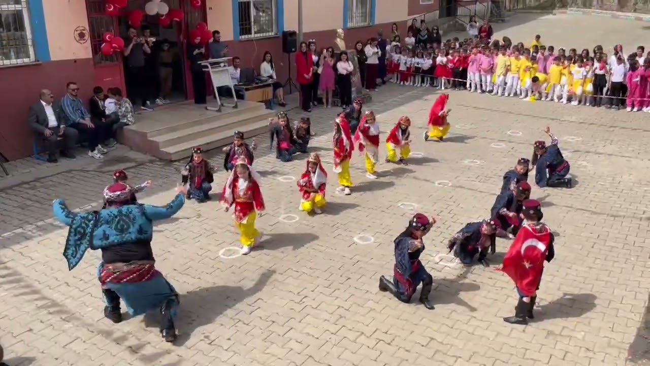 23 Nisan 2025 Şırnak Uludere Şenoba Üçtepe İlkokulu 1. Sınıf Harmandalı Zeybeği Gösterisi