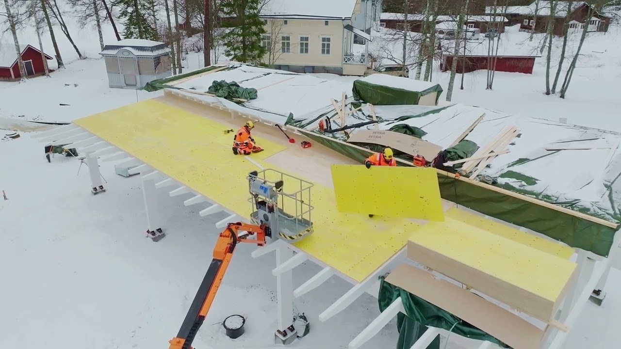 Installing WISA® roofing plywood at Taidekeskus Salmela