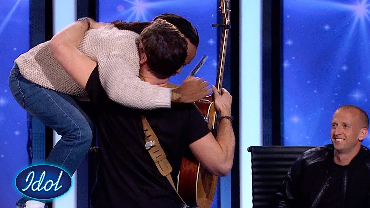 Tshawe kaster koppen sin i gulvet når Gunnar prøver å gi Phillip tilbakemelding | Idol Norge 2018