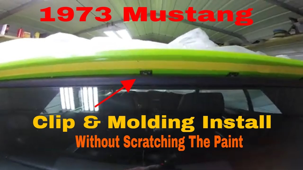 Установка молдинга заднего стекла и зажима для Mustang Coupe 1973 года