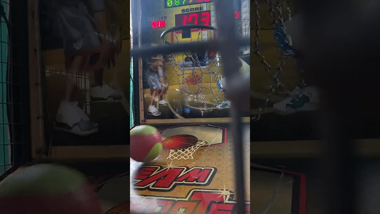 用小球投黃金飛洛力籃球機