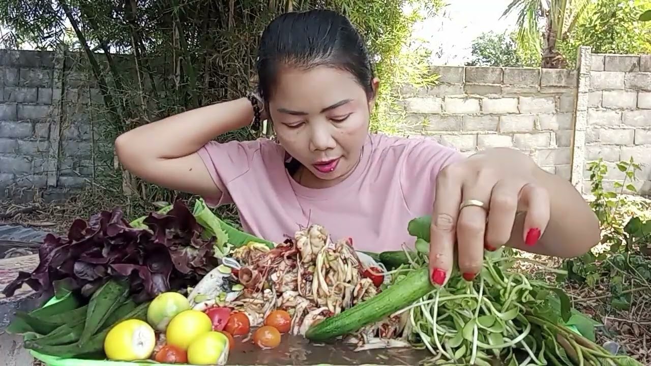 ตำเหลาทะเลเผ็ดๆนัวๆกับผักสดๆ