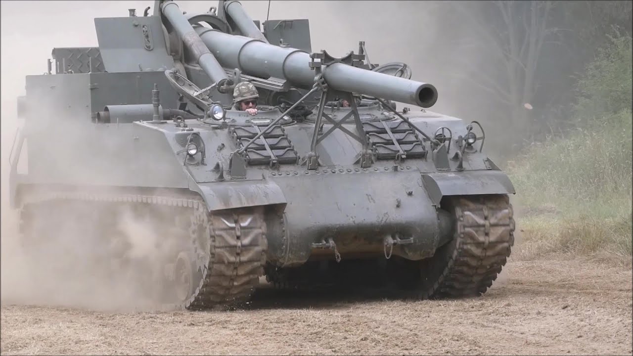 M40 155 mm gun motor carriage, running in the dust, at the Capel Military Show 2025
