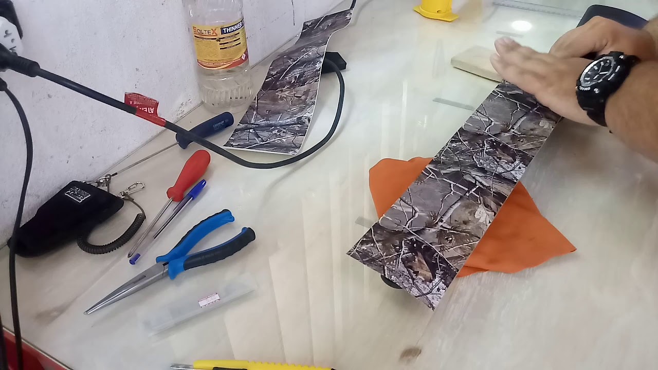 Aplicando adesivo camuflado coronha de polímero
