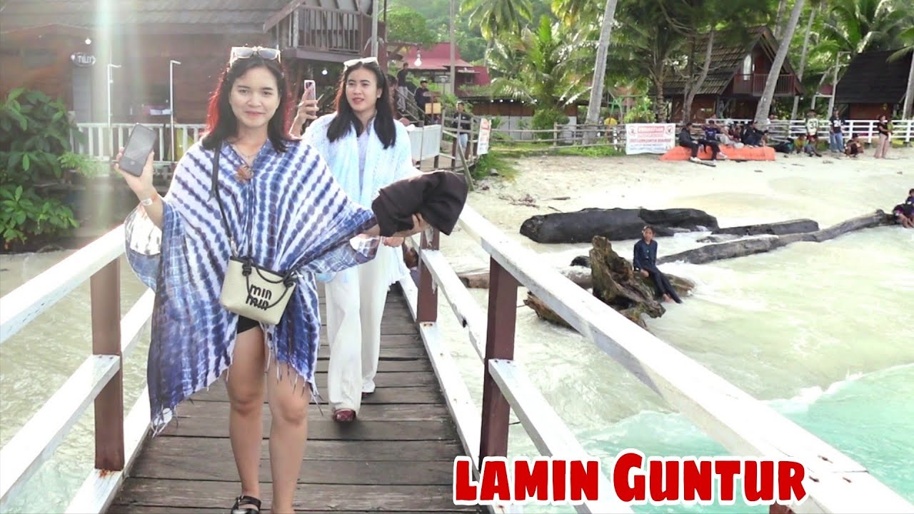 cewek dayak senang diajak main di pantai