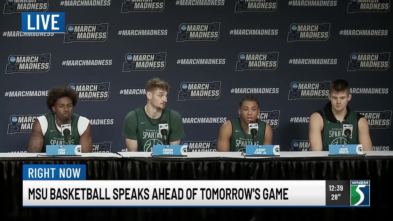 Баскетболисты MSU обсуждают предстоящую игру в четверг.