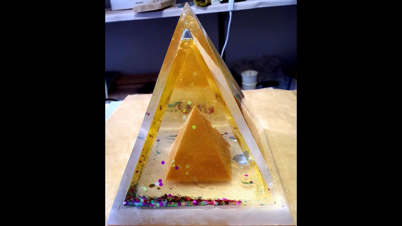 Schüttel Pyramide... eine Pyramide in einer Pyramide in einer Pyramide