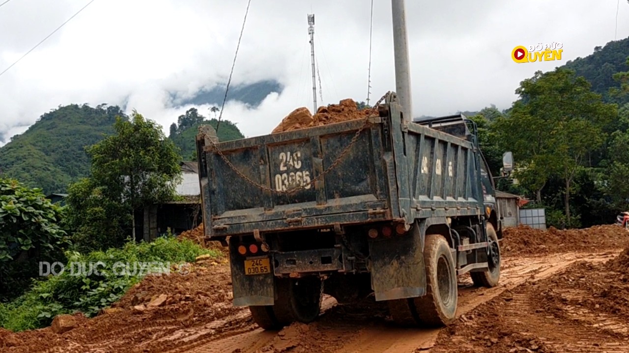 Xe Ôtô tải ben Thaco chở và đổ đất Máy xúc Kobelco SK135 vs Doosan DX55 múc đất lên thùng xe tải