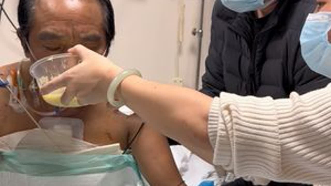 俺爸从重症监护室出来医生就教我们怎么护理，还说这一个星期很关键，一定要照顾好他，不能出差错，得一天24小时有人守着，刚动完手术身体太虚了，稍微动一下他就出一身汗，等以后出院了在慢慢补吧，这次真是...