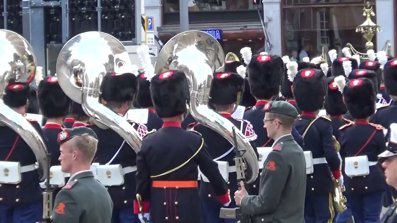 Prinsjesdag 2024 KMKJWF en RFGGJ marcheren terug naar Plaeis Noordeinde