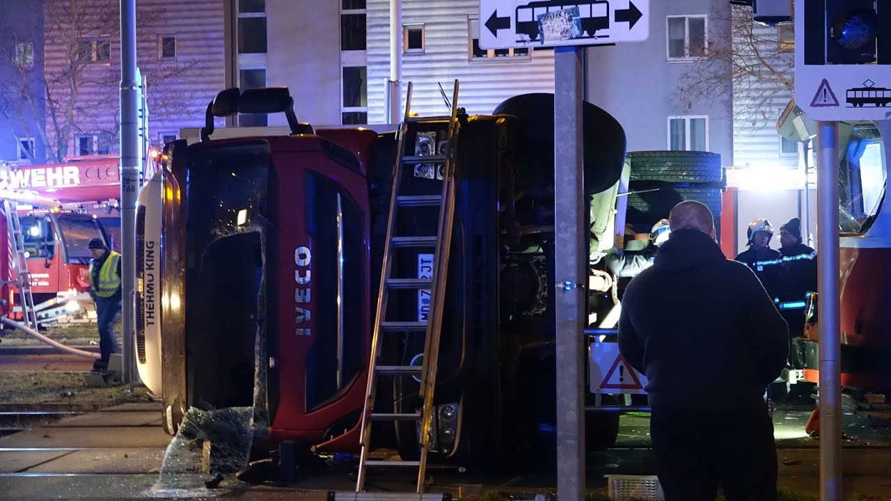 LKW von Straßenbahn gerammt und umgeschmissen/Berufsfeuerwehr Wien im Einsatz