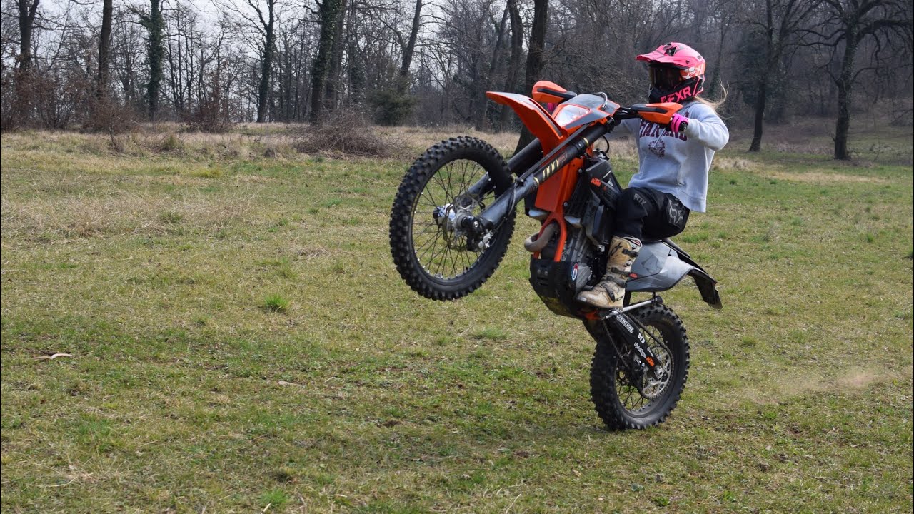 INSEGNO A UNA RAGAZZA A IMPENNARE IL KTM 450