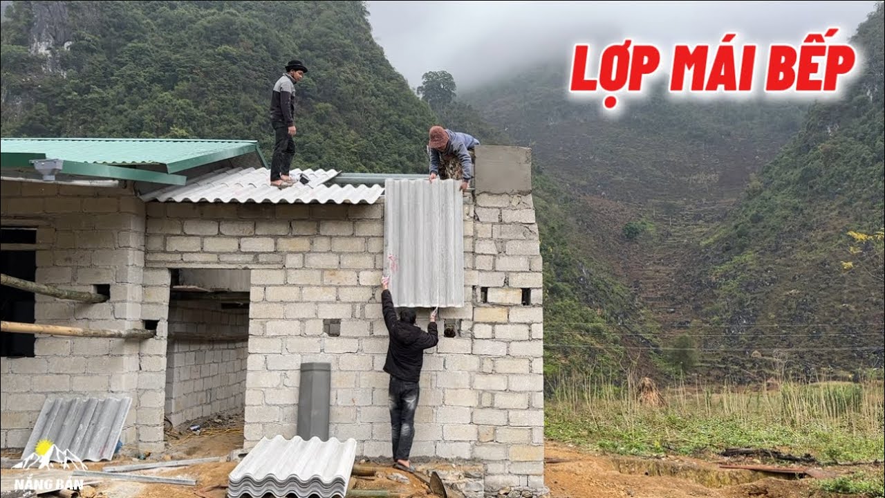 Nhà 3 cháu Dúa Đại Ly đã “Vào áo”, lợp xong mái nhà bếp