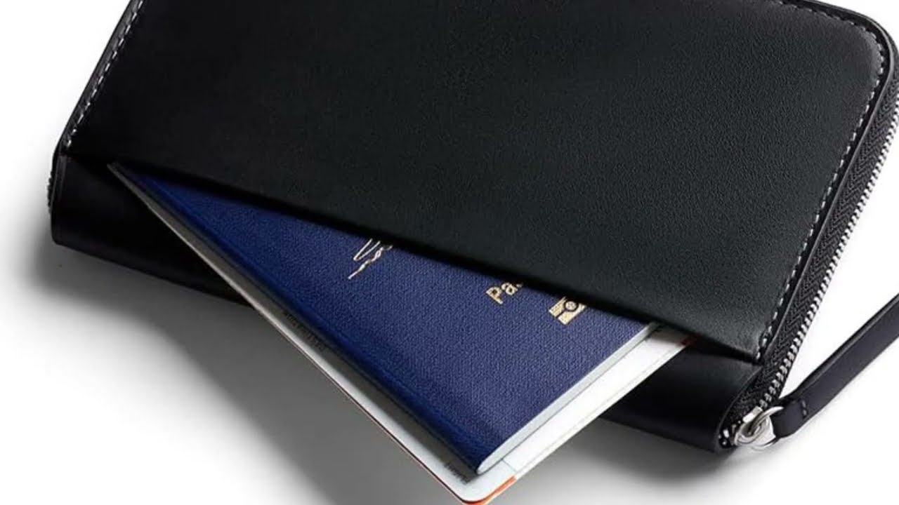 Sleek & Functional: Bellroy Travel Folio &ndash; The Ultimate Travel Document Organizer 🧳