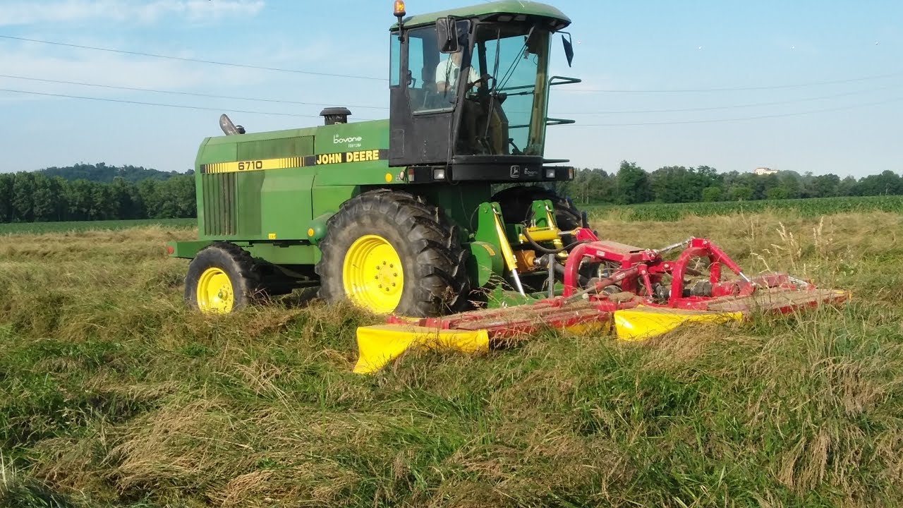 Sfalcio erba medica e prato con Trincia John Deere 6710 anno 2018