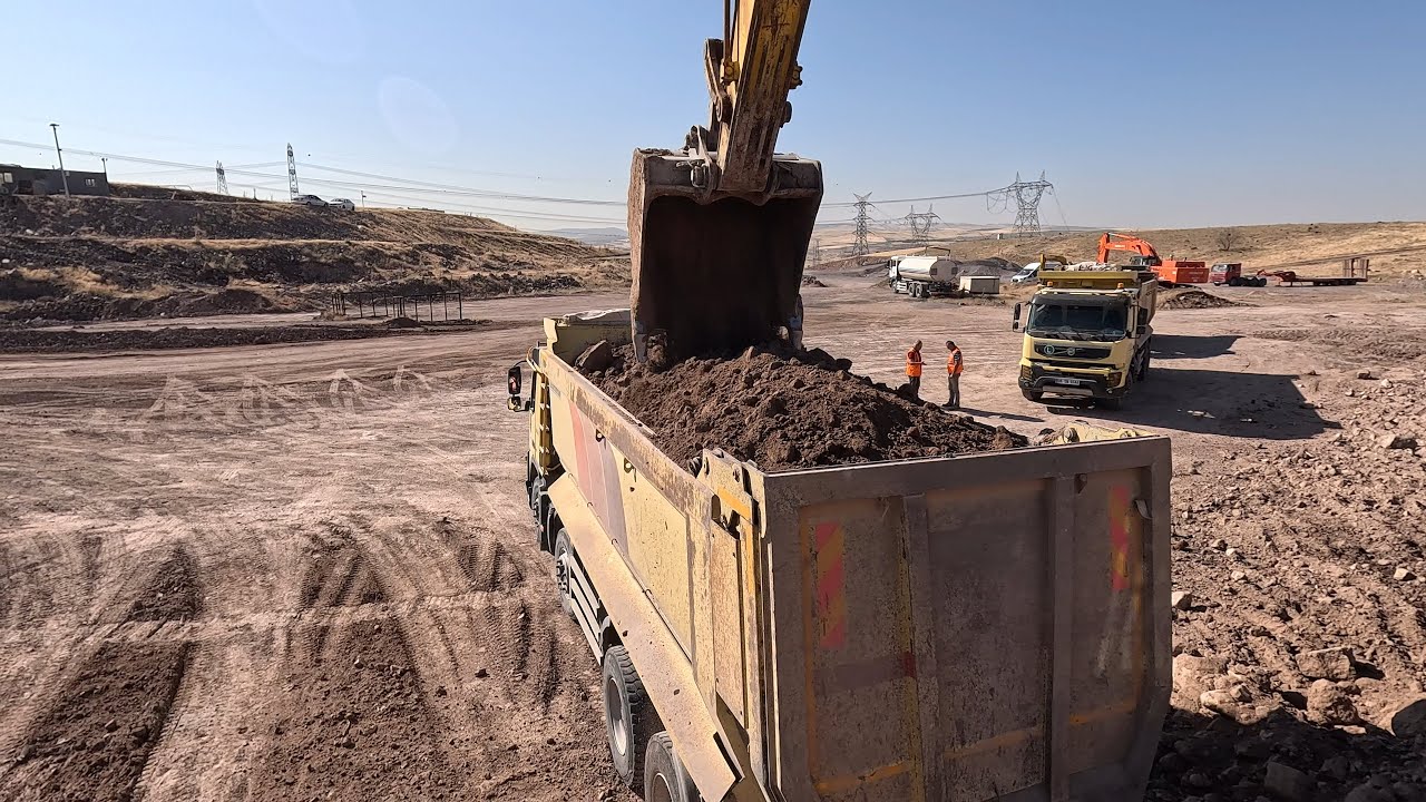 Sumıtomo Excavator Volvo Trucks Soil Loading