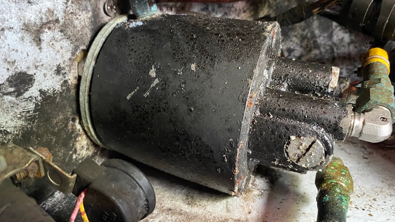 Como desarmar la bomba del timón de mi bote….