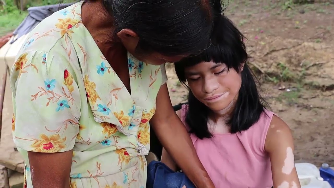 Duermen en el suelo y a su choza se mete el agua, Alondra duerme en cama de palos 😥
