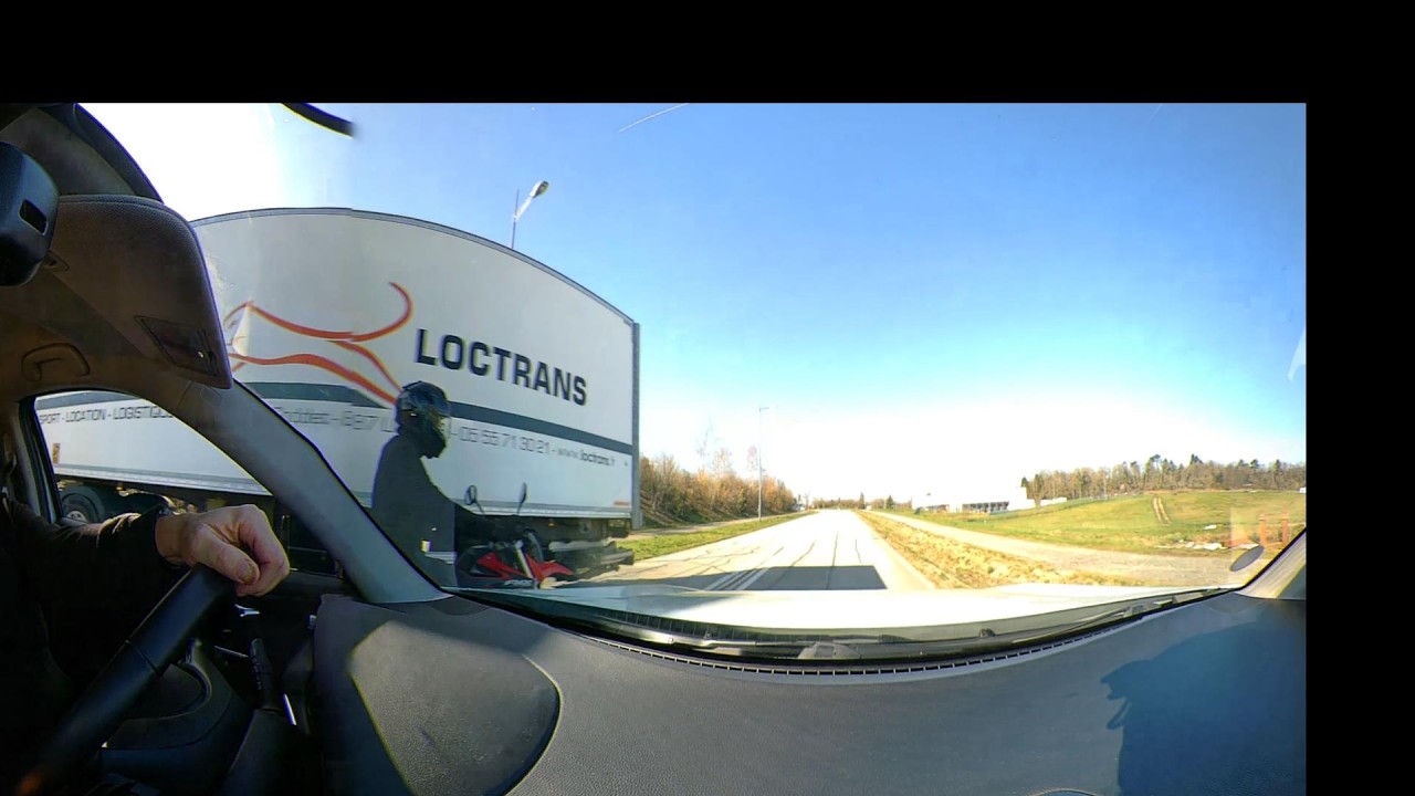 Dépassement d'un motard, une future personne alitée