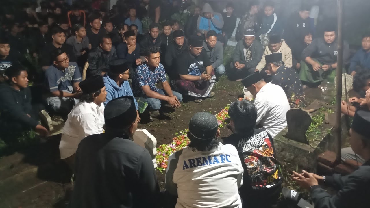 Pemain dan Ofisial Arema FC, Antarkan Legenda Arema Kuncoro Ke Pemakaman 