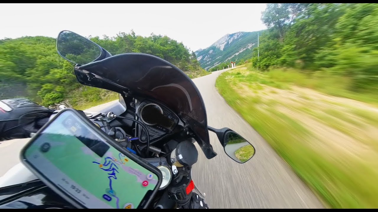 GSXR 750  L1 - COL DU ROUSSET - PURE SOUND YOSHIMURA R11 - GENERATED BY IA