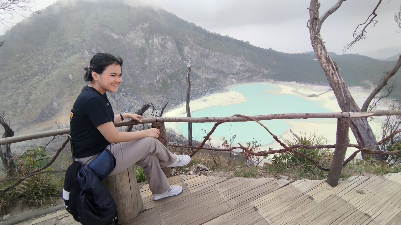 Kawah putih Ciwidey, Bandung, Jawa Barat, Tepatnya di kaki gunung Patuha