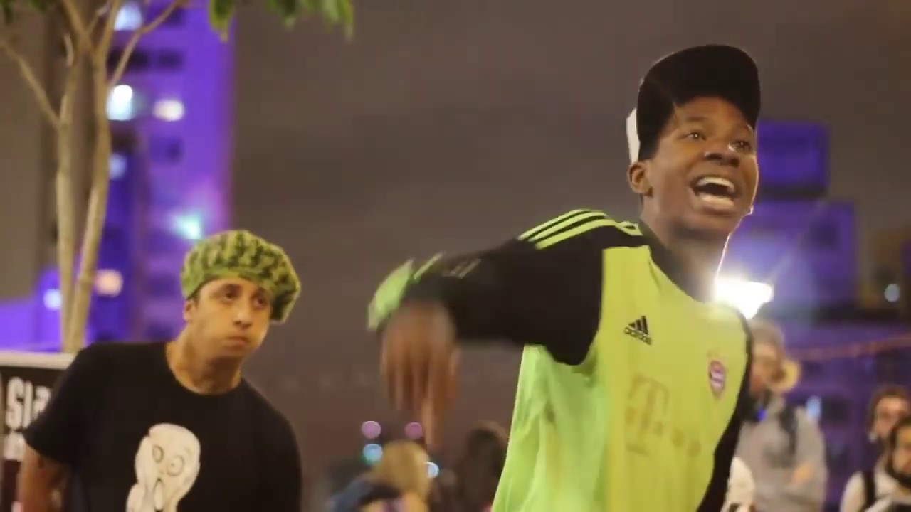 Ator da Globo, Lucas Penteado Kóka, mandando a mensagem no Slam