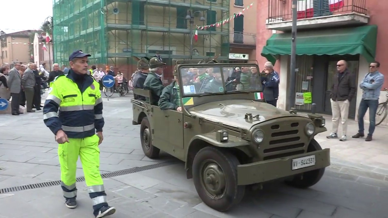 Sfilata per l'85° anniversario di fondazione del gruppo Alpini di Borgosatollo