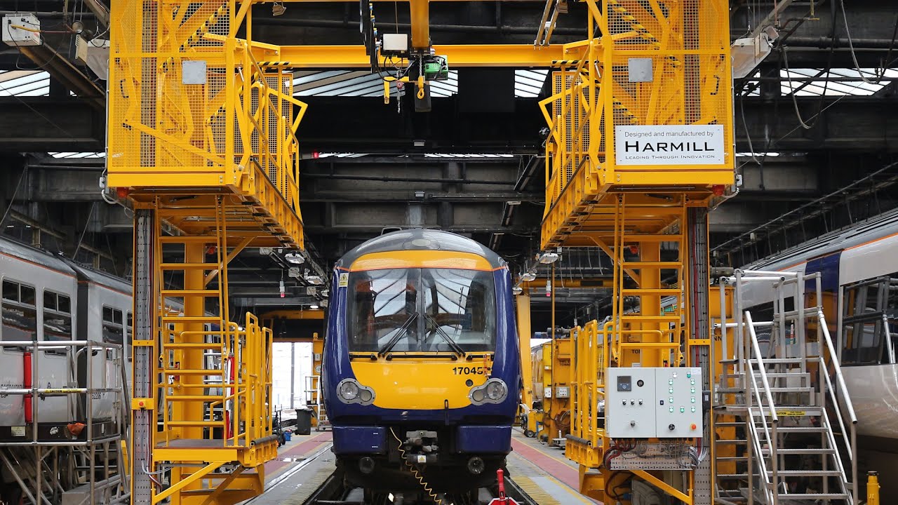 Mobile train roof access platform with crane