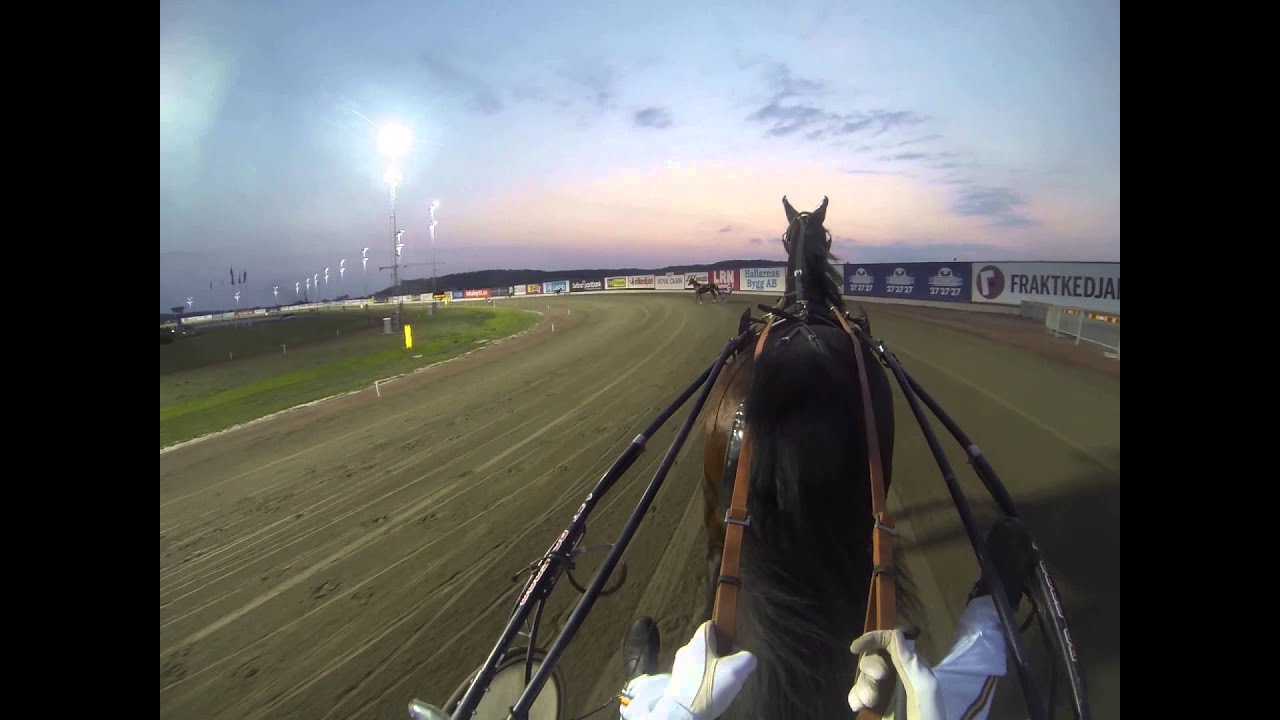 Åbytravet -Hjälmkamera på Markus NIklassson bakom Tom T. Hall.