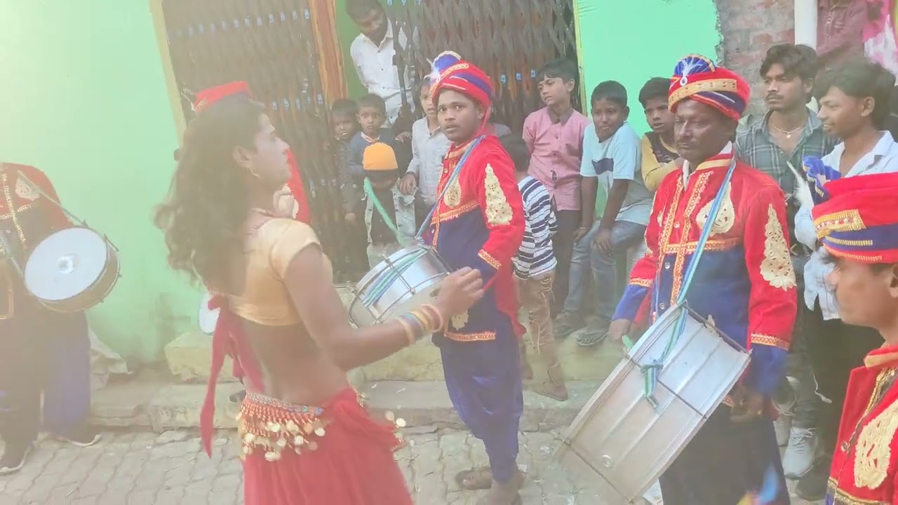 डांसर द्वारा बहुत ही अच्छा प्रर्दशन नागिन धुन पर 