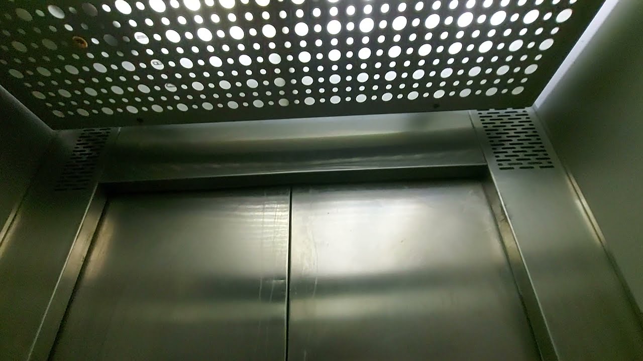 2003 Chevron Lift @ Sports Direct in Reading