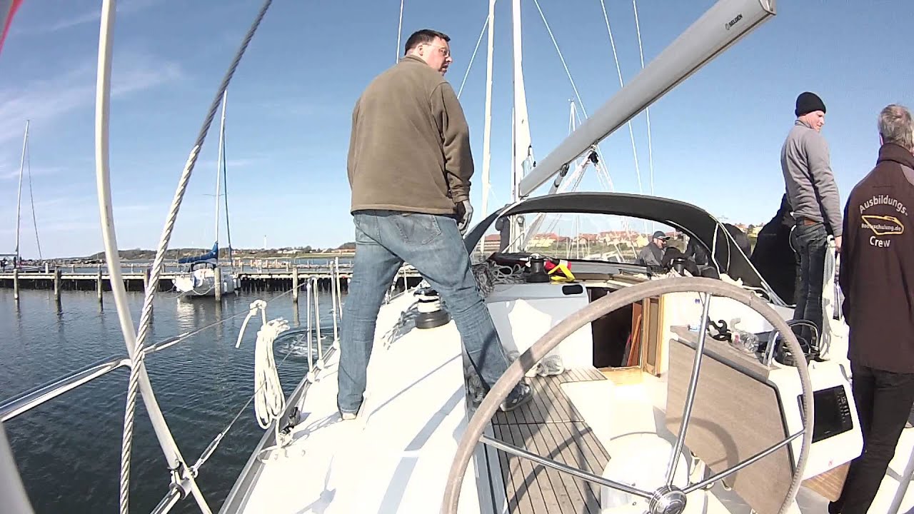 Anlegen einer Segelyacht im Hafen Rönne (Bornholm)