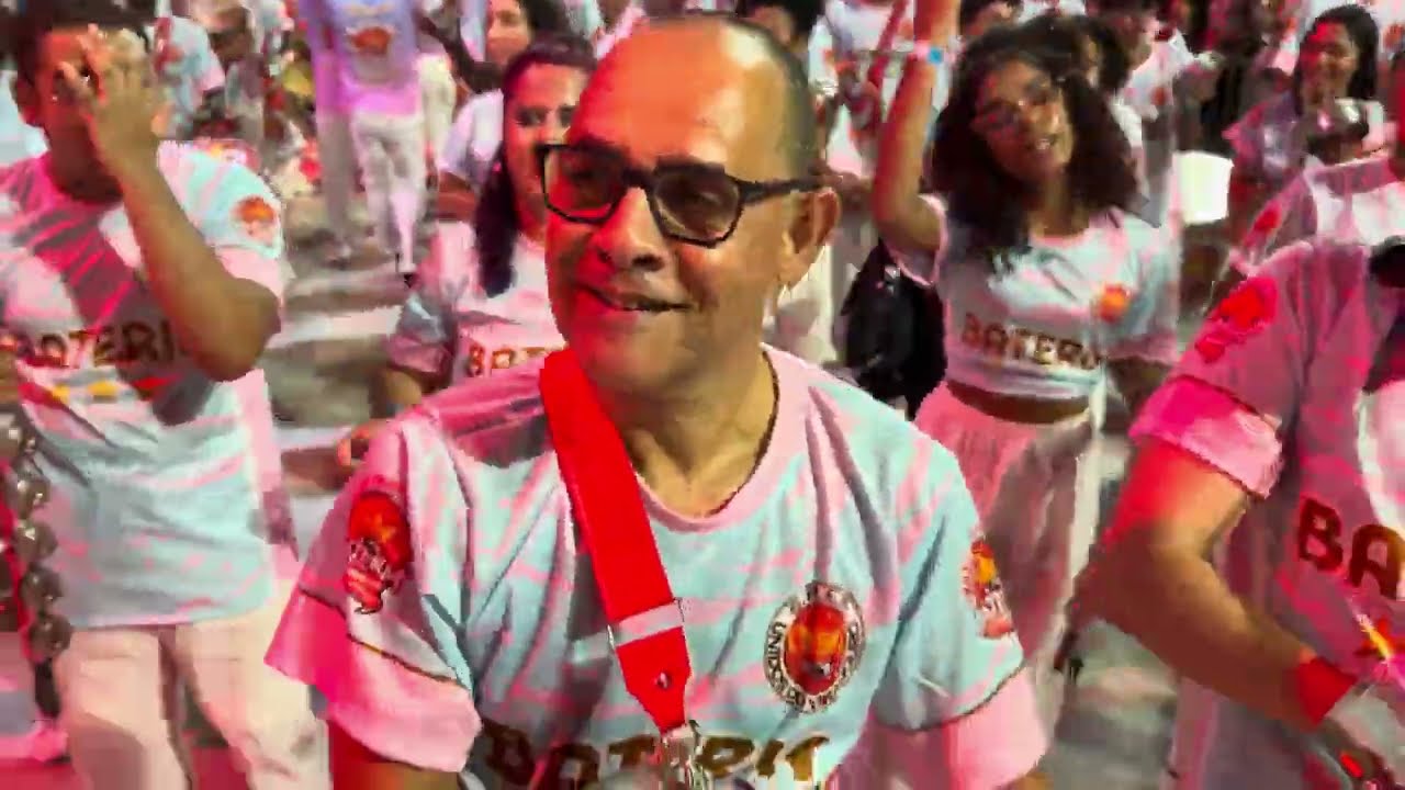 Bateria da Viradouro no mini desfile do dia nacional do samba para o carnaval 2025