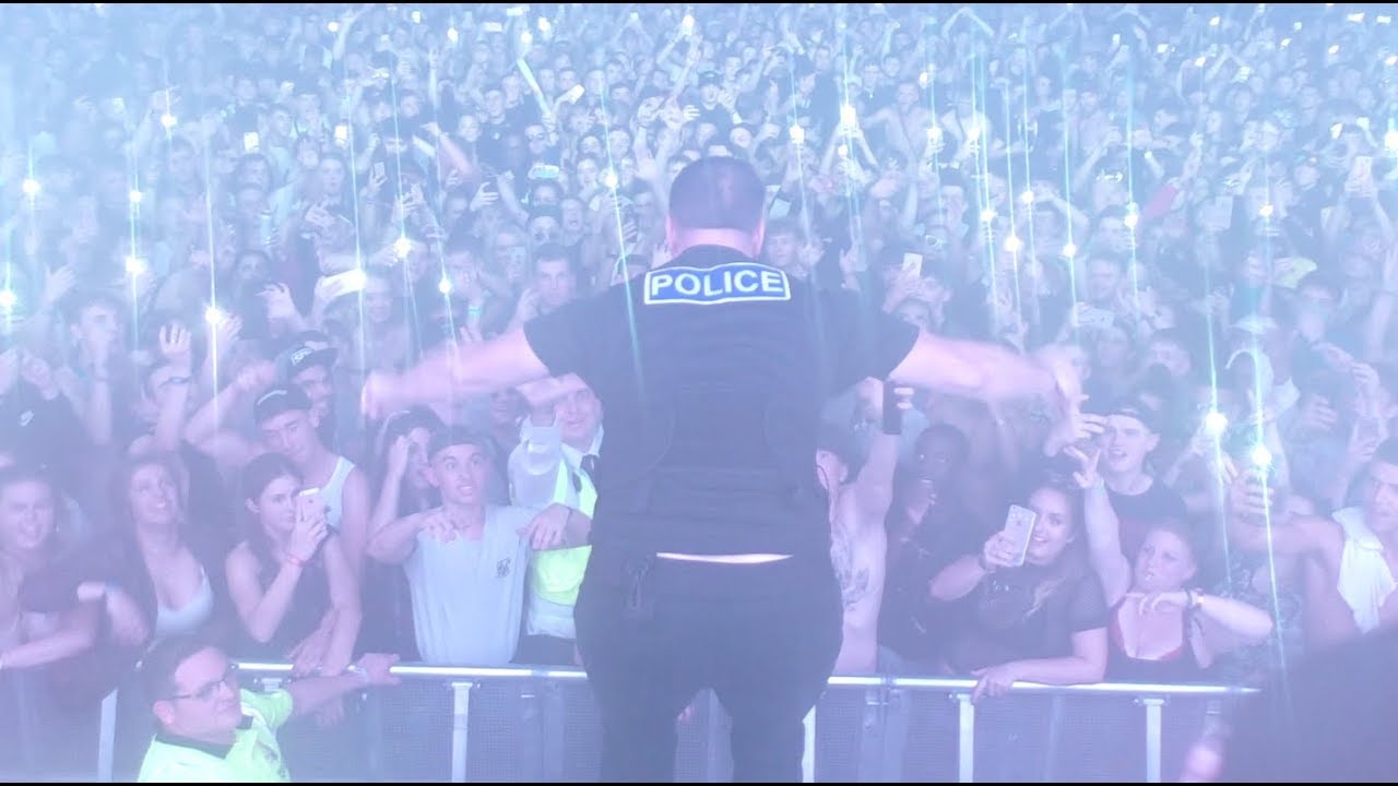POLICEMAN CROWD SURFING TO SASASAS AT SOUTHBEATS FESTIVAL *the crowd loved it *