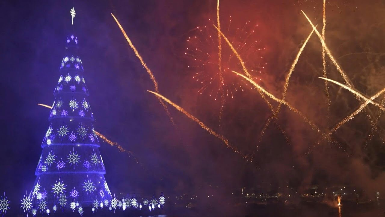 Árvore de Natal de 80 metros é inaugurada no Rio de Janeiro | AFP