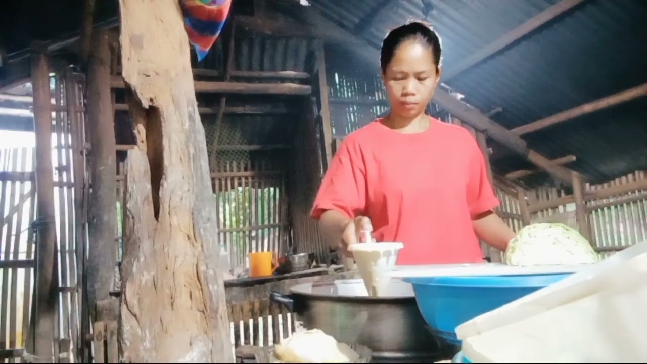 Naghihiwa akong sibuyas at gulay pang pancit
