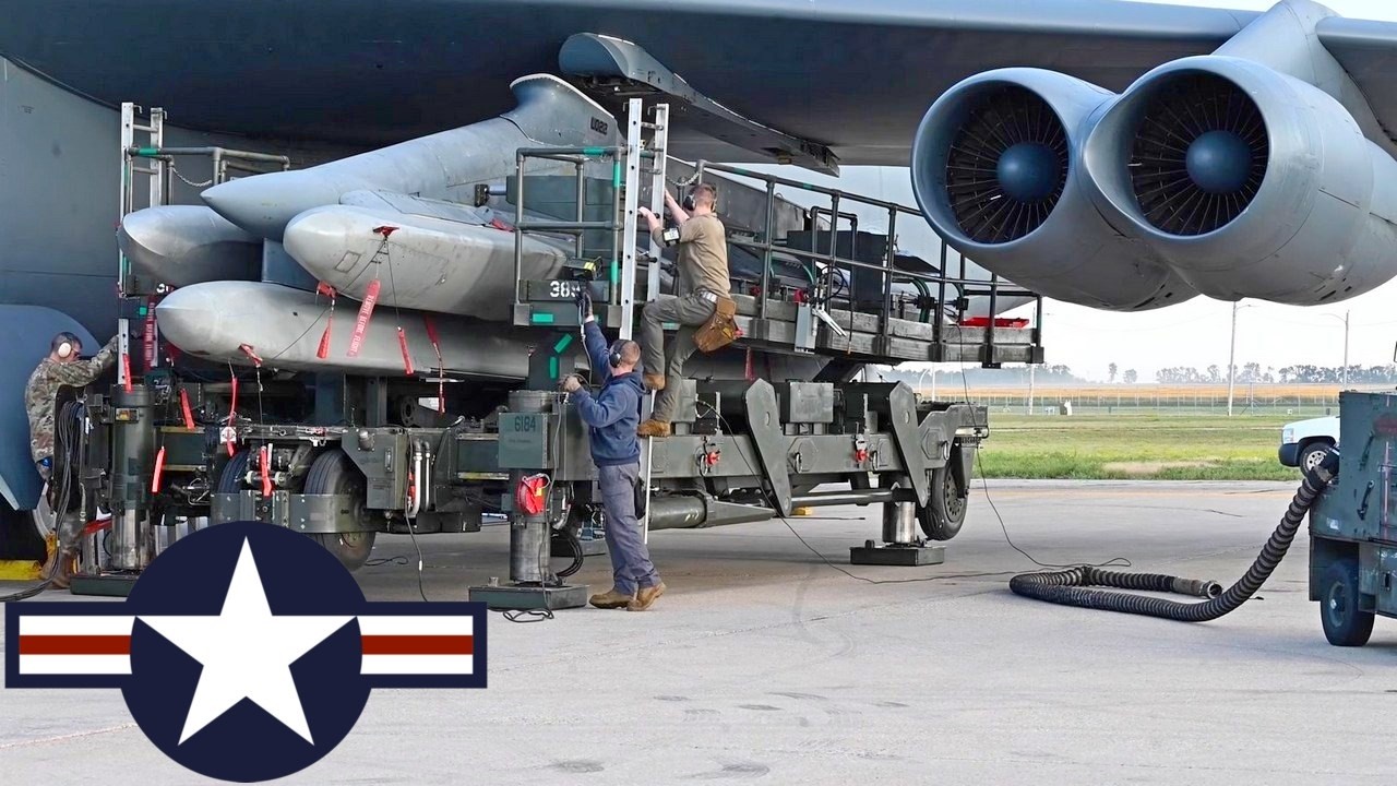ВВС США. Бомбардировщики B-52H и крылатые ракеты во время военных учений.